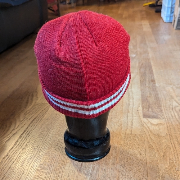 🎉 Vintage Red Knit Beanie Hat with Retro Stripe Vibes 🎉 - Picture 5 of 6